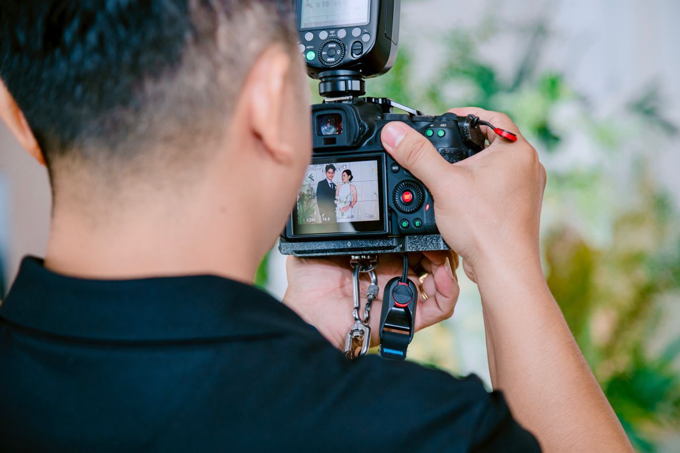 Sonbahar ışığında dış mekanda düğün fotoğrafçısı çekim yaparken