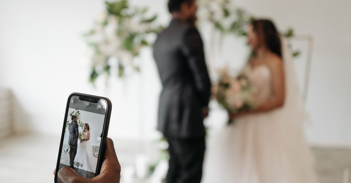 Düğün törenini telefon kamerasıyla kaydeden bir misafir