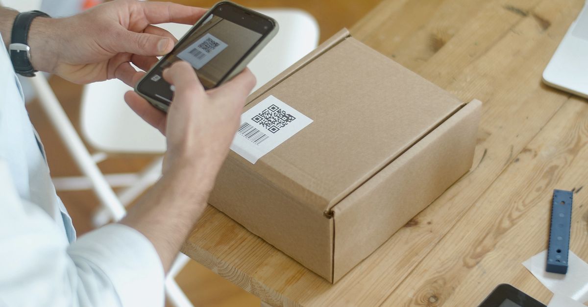 Telefonuyla masadaki QR kodu okutan etkinlik misafiri