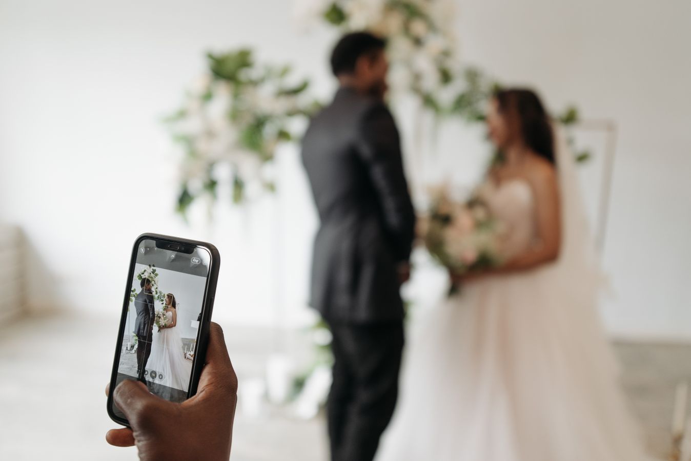 Düğün misafirleri telefonlarıyla fotoğraf çekerken