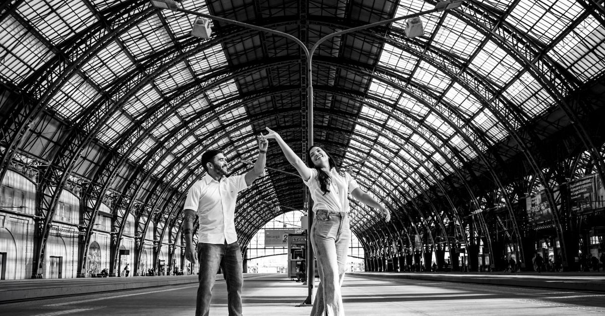 Modern tren istasyonunda güvenli alanda dans eden çift