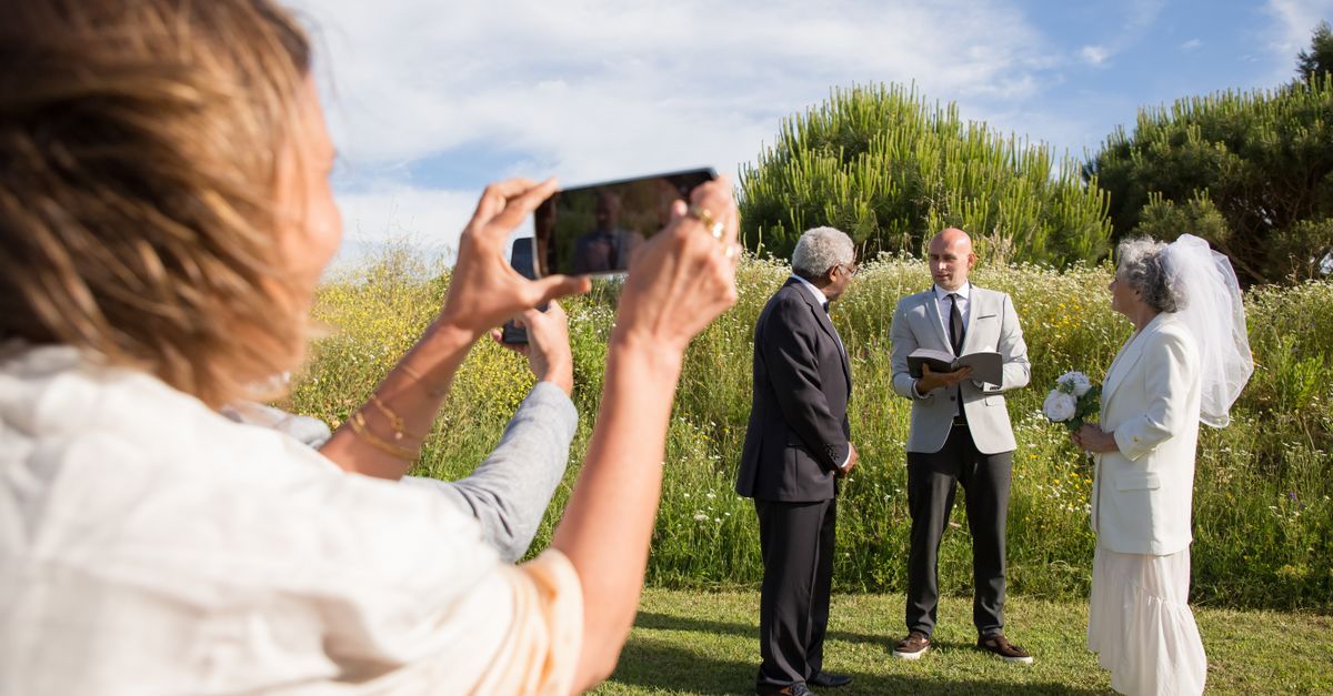 Kır düğünü törenini telefonuyla fotoğraflayan davetli