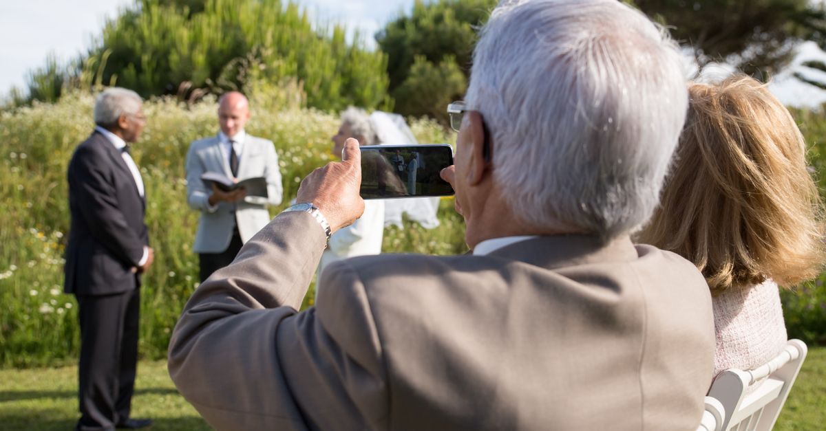 Düğün davetlileri birlikte fotoğraf paylaşıyor