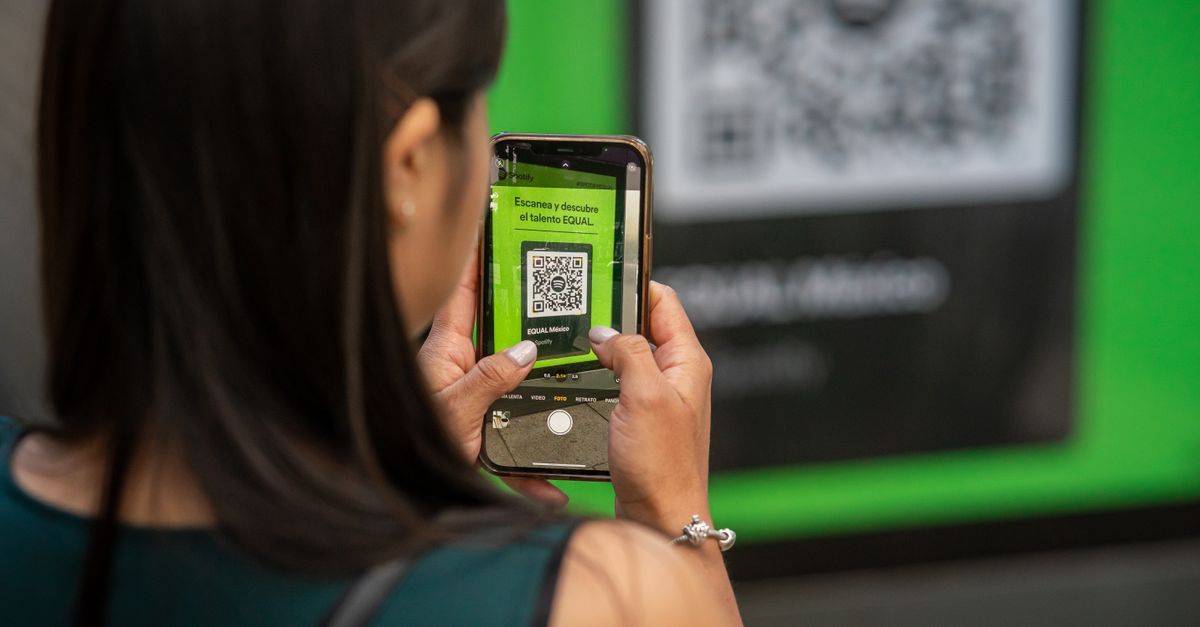 Bir misafirin telefonuyla etkinlik QR kodunu okutması