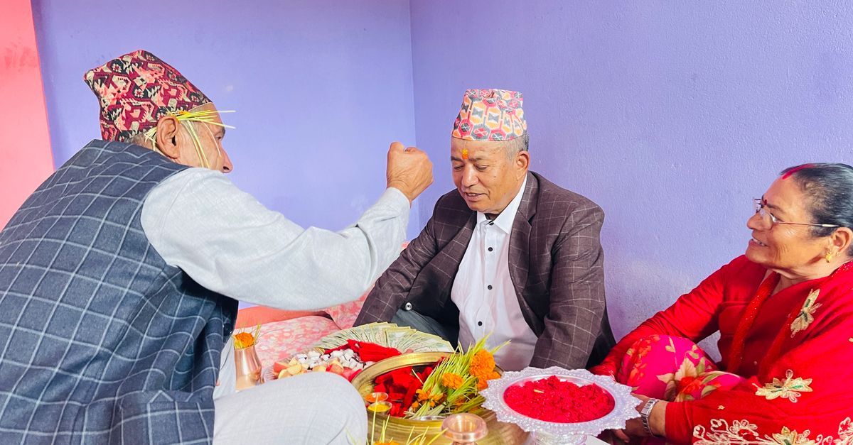Aile büyüğünün nişan töreninde çifte dua ve dilek verdiği an