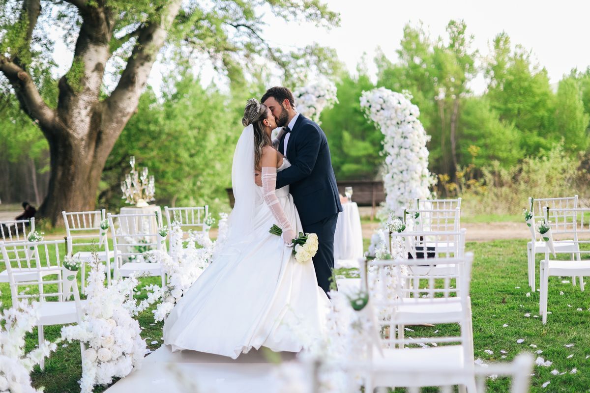 Açık hava töreninde birbirine sarılan gelin ve damat