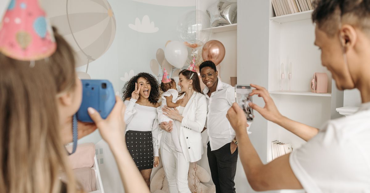 Misafirlerin telefonlarıyla kutlama anını fotoğraflaması