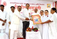 वर्धा : आध्यात्मिकता द्वारा सामाजिक एकता और विश्वास कार्यक्रम में वर्धा के पालक मंत्री डॉ. पंकज भोयर जी को ईश्वरीय सौगात देते हुए