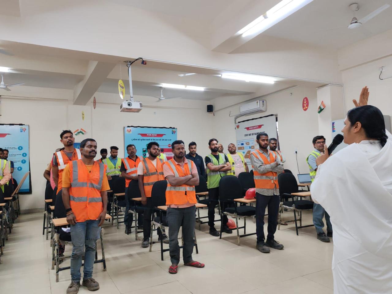 बैकुंठ : अल्ट्राटेक सीमेंट प्लांट में भारी वाहन चालकों के लिए सड़क सुरक्षा सप्ताह कार्यक्रम