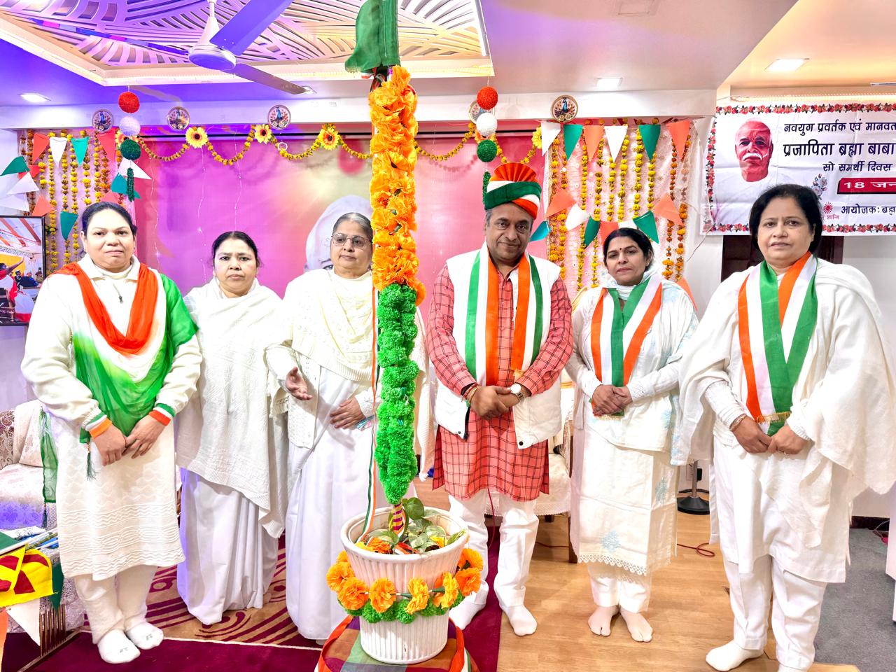 दिल्ली पीतमपुरा : गणतंत्र दिवस के उपलक्ष्य में झंडा रोहन करते हुए