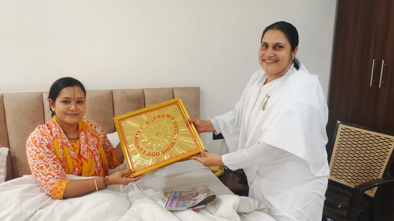 तिल्दा : अयोध्या से तिल्दा शहर पधारी हुई प्रसिद्ध राम कथा वाचक बहन सुश्री चन्द्रकला जी से ज्ञान चर्चा के पश्चात ईश्वरीय सौगात देती हुई बी के प्रियंका बहन