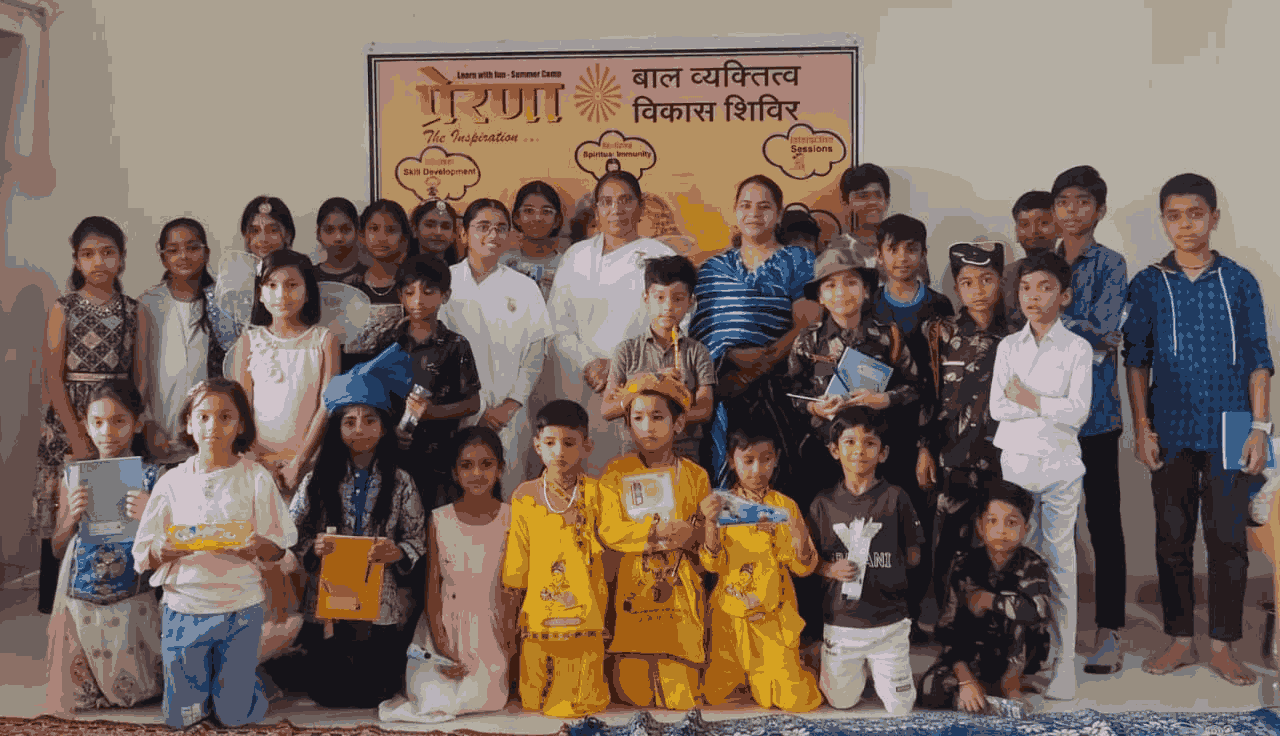 खाचरोद : 5 दिवसीय बाल व्यक्तित्व विकास शिविर ‘प्रेरणा’ समर कैंप के अंतिम समापन दिवस में बच्चों को पुरस्कार वितरण करने के पश्चात समूह चित्र