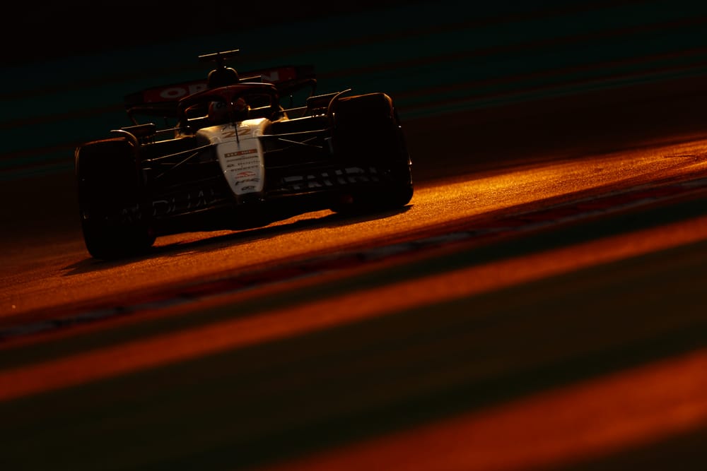 Tay đua Yuki Tsunoda trong màu áo đội đua Alphatauri. Ảnh: The Race