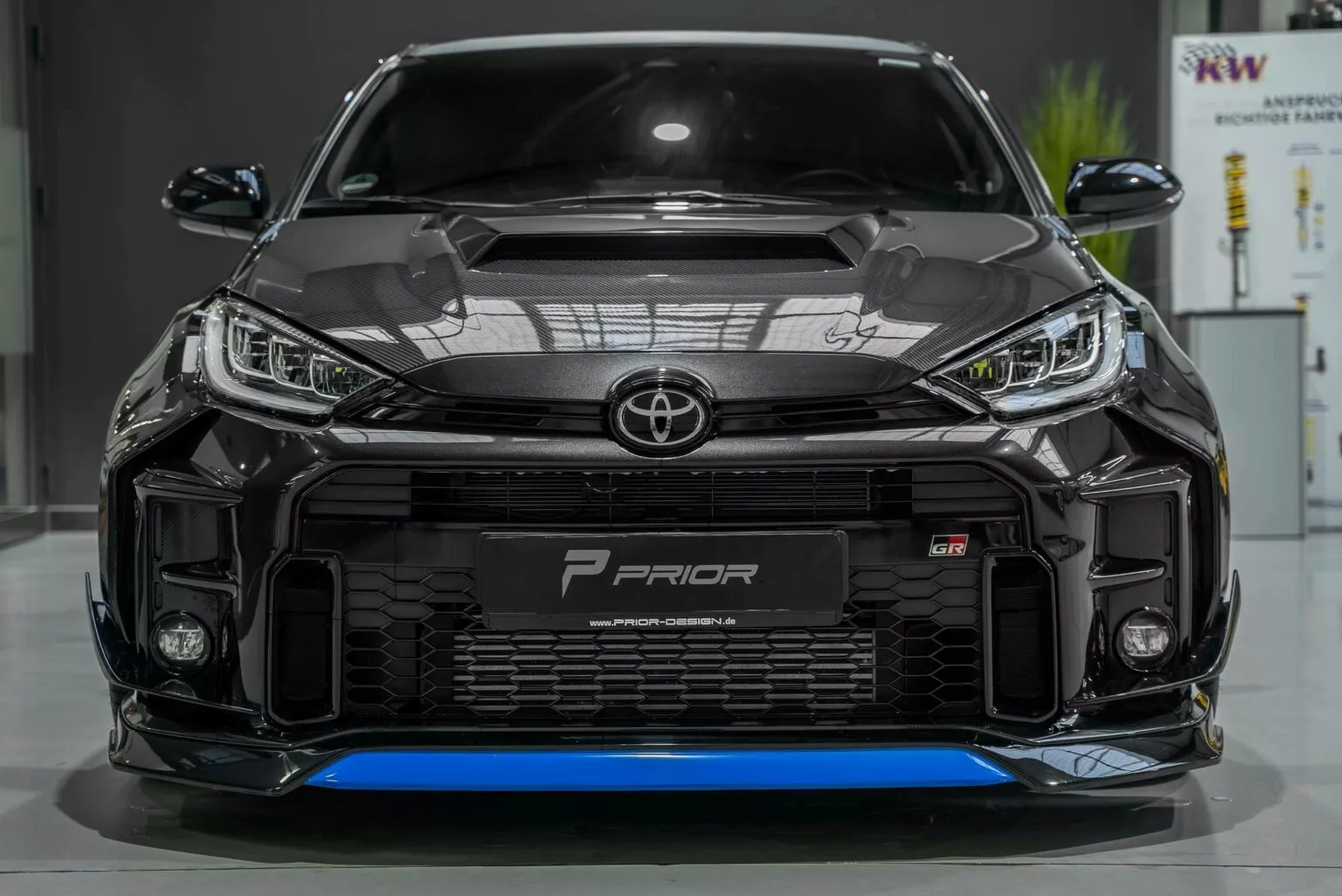 Cận cảnh phần đầu chiếc GR Yaris độ. Ảnh: Carscoops