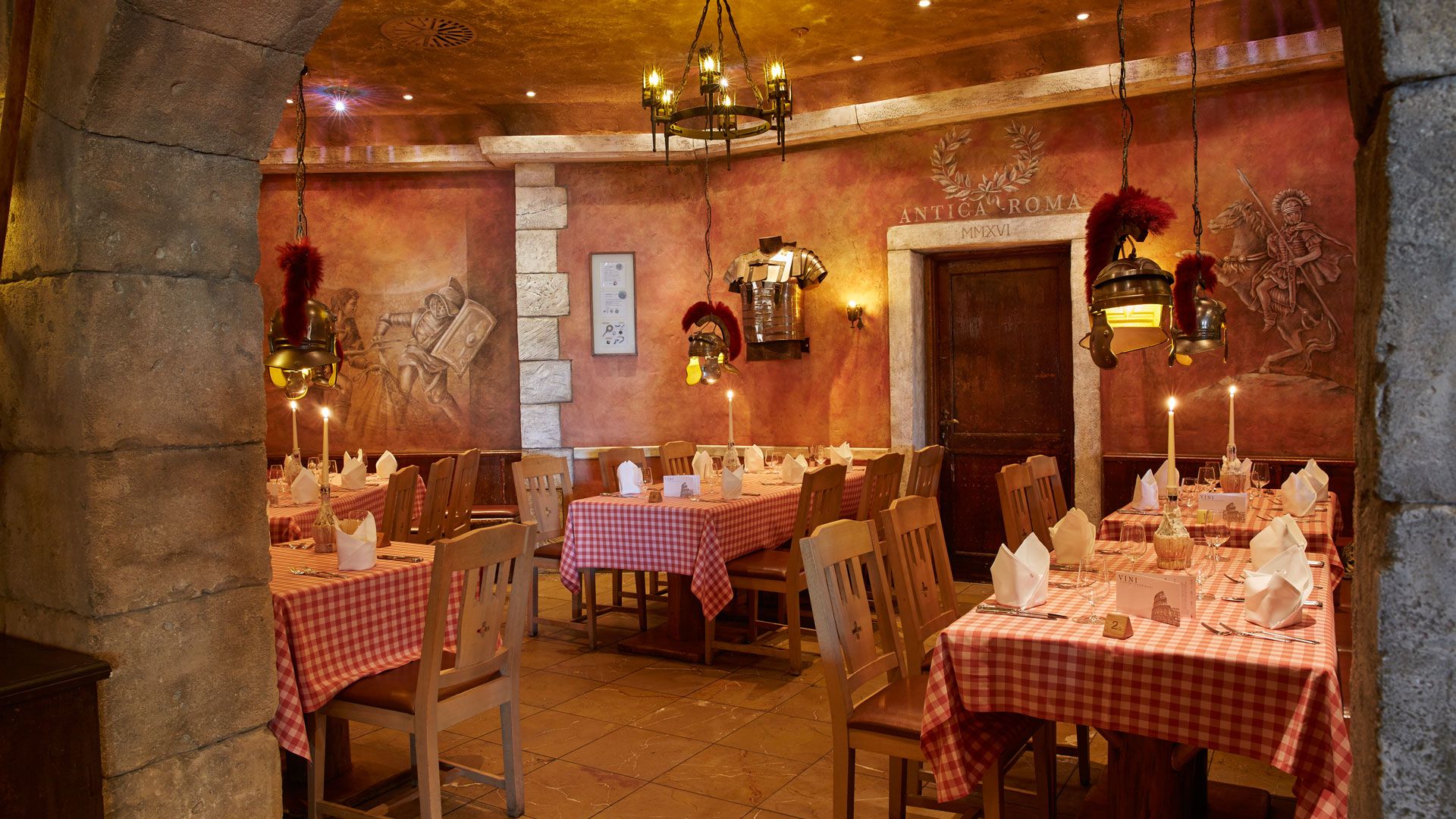 Ein Bild des mittelalterlich gestalteten Restaurants "Antica Roma" mit italienischem Flair.