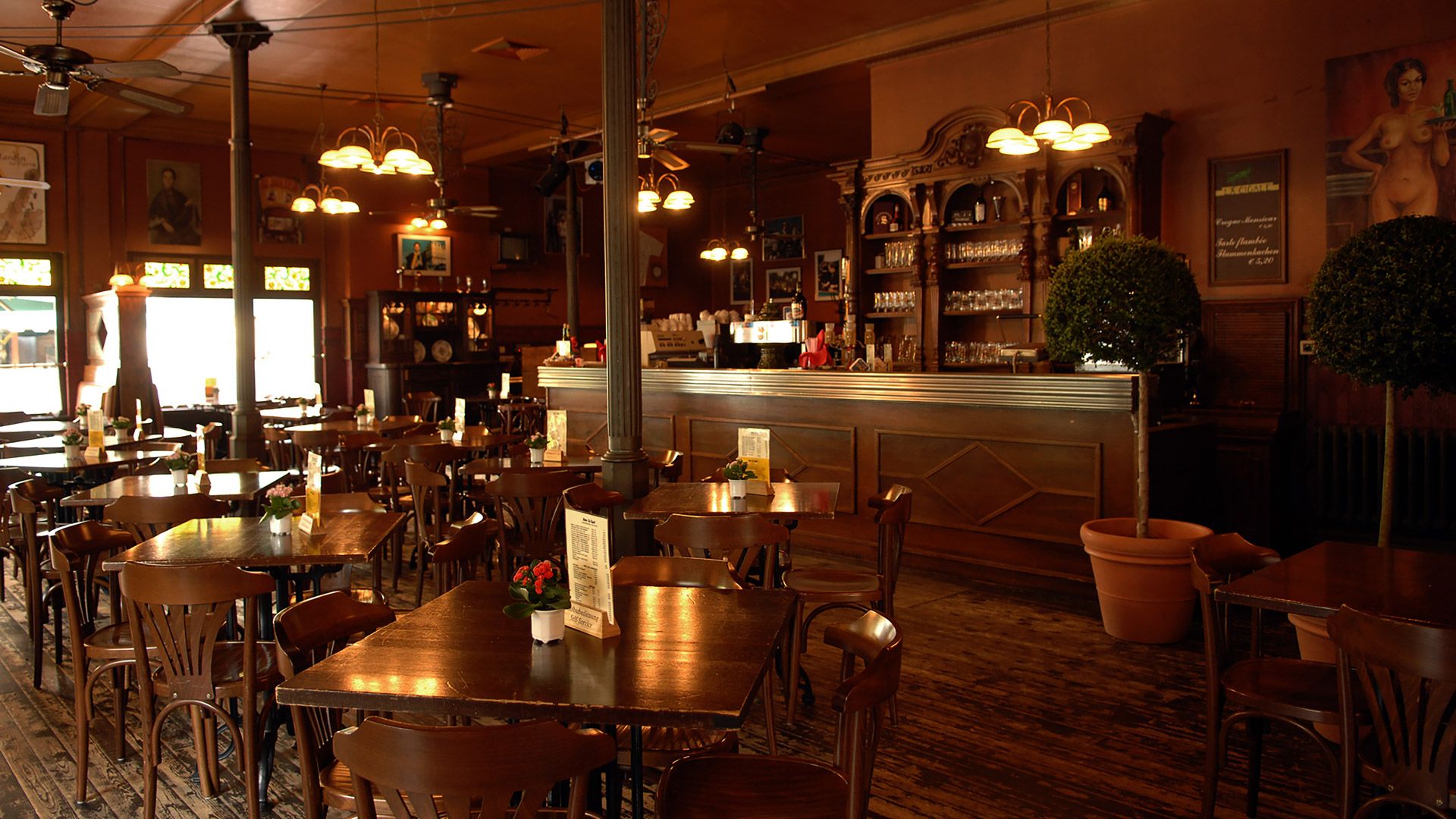 Die rustikale, dunkle, hölzerne Einrichtung versprüht den Charme eines alten französischen Restaurants.