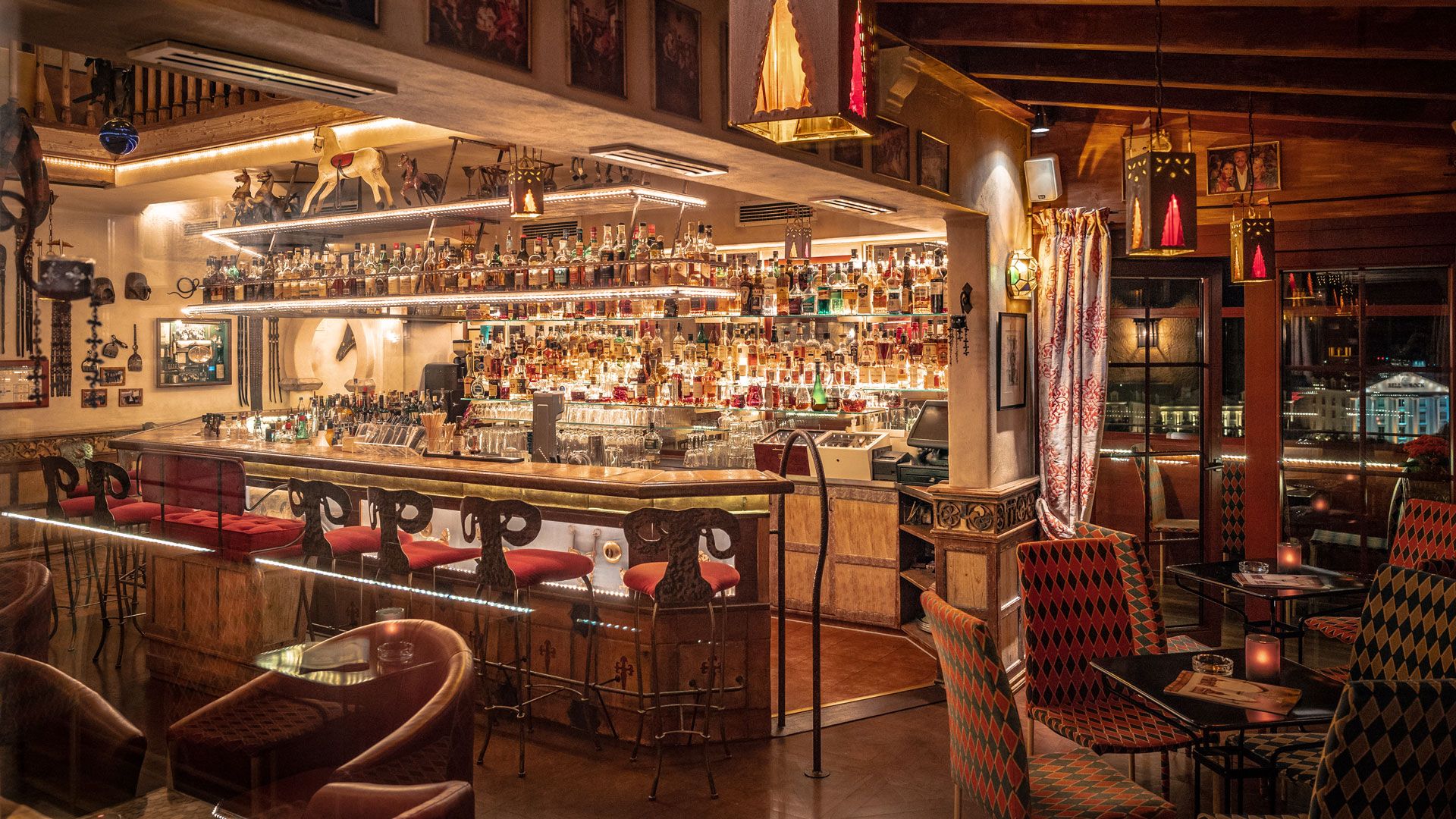 Die Bar versprüht mit authentischer, detailverliebter Einrichtung mittelalterlichen Charme.