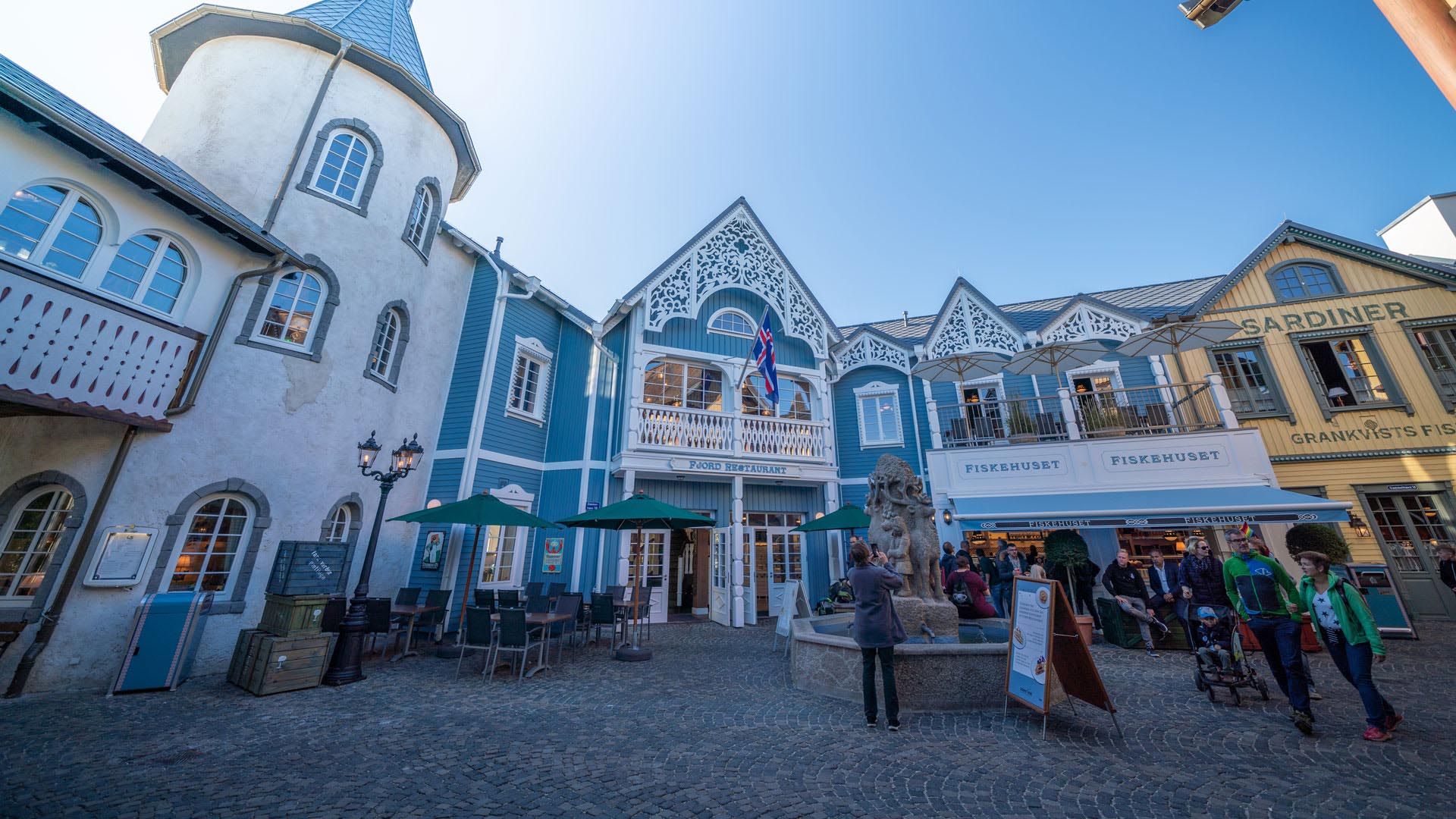 Das Fiskehuset wird umringt von farbenfrohen skandinavischen Häusern.