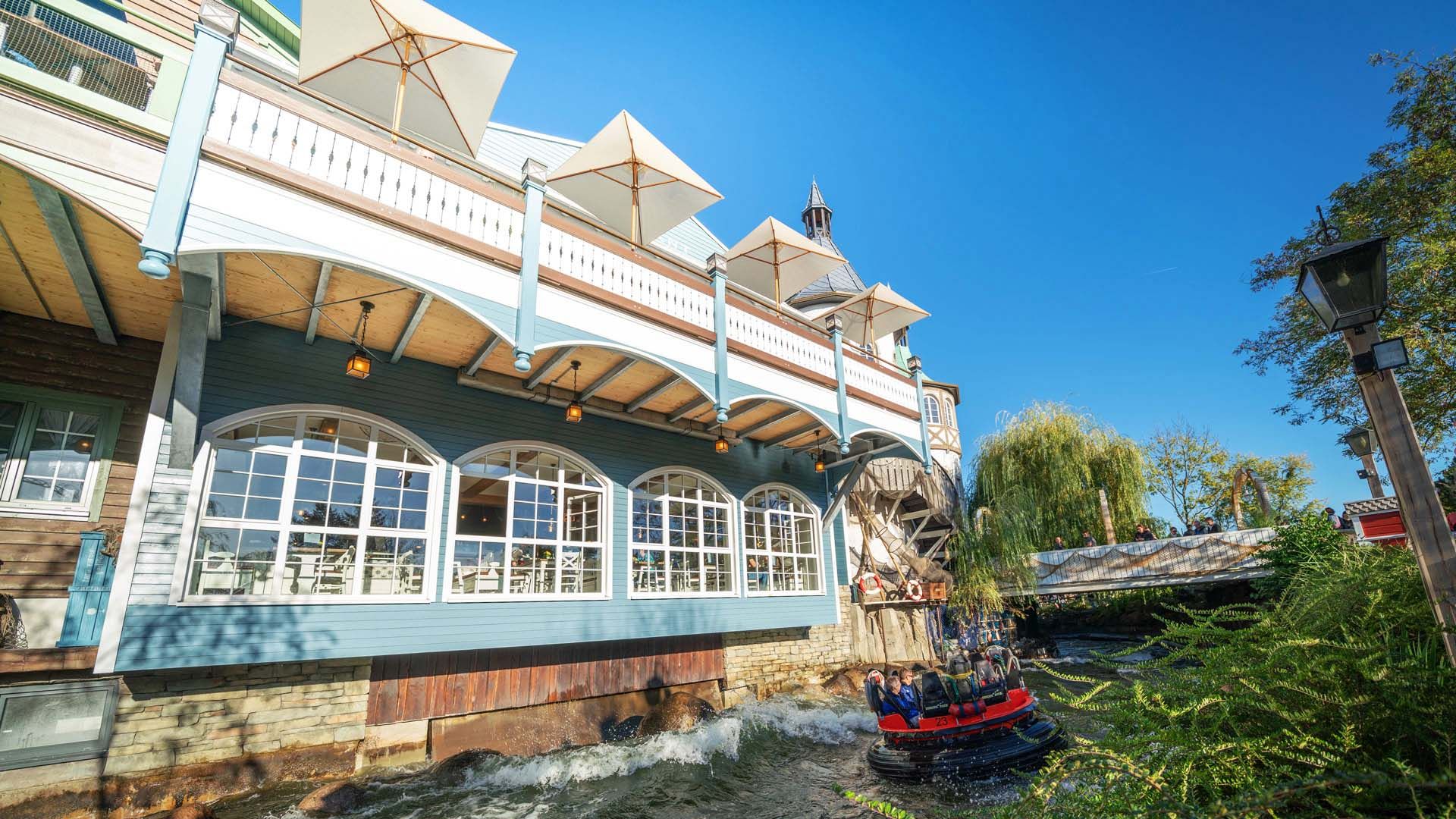 Die große Terrasse des Fjord Restaurants bietet einen tollen Ausblick auf das "Fjord Rafting"