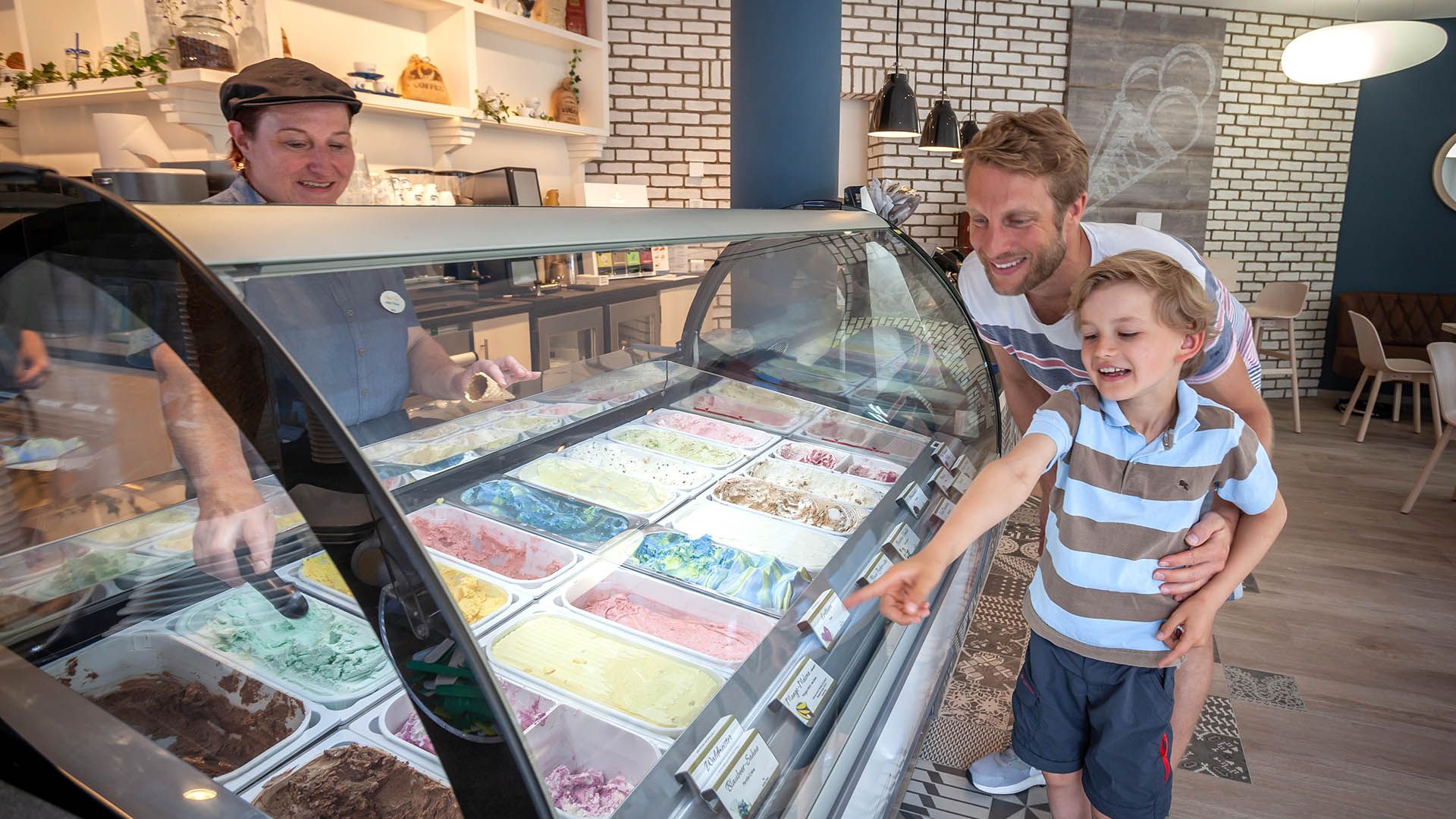 Das Bild zeigt die große Auswahl der Eissorten, der im skandinavischen Stil eingerichteten Eisdiele.