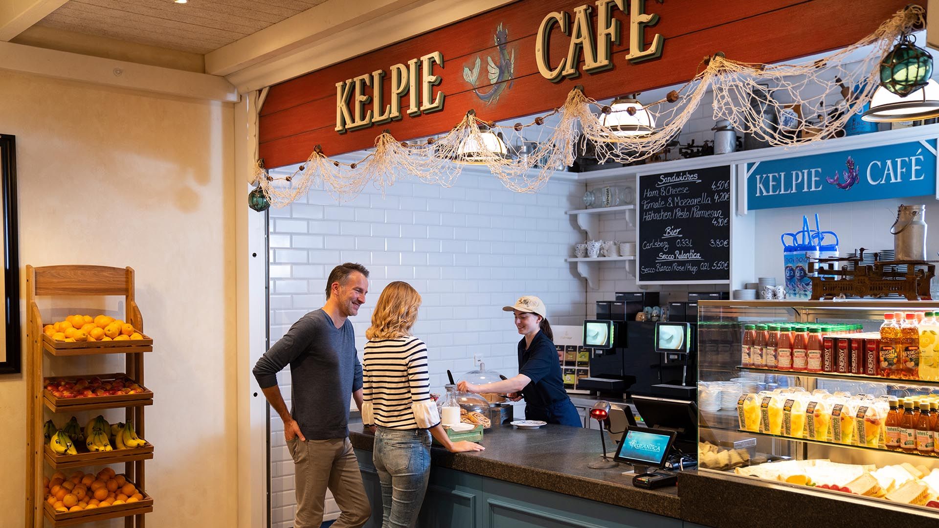 In dem Verkaufsfenster des Kelpie Cafes liegt eine bunte Mischung an frischen Produkten aus.