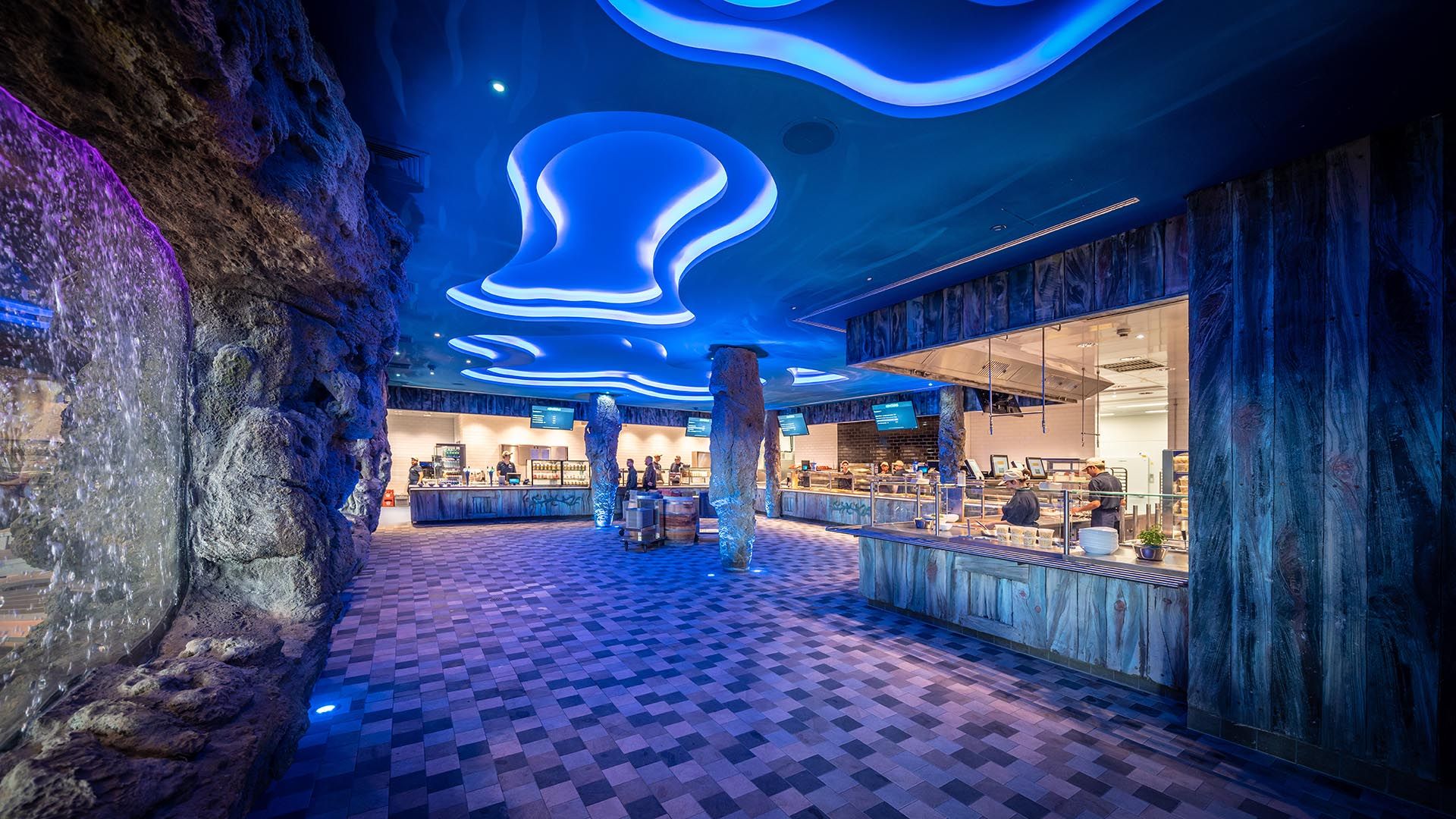 Die Gestaltung des Restaurants vermitteln das Gefühl einer Unterwasserwelt.