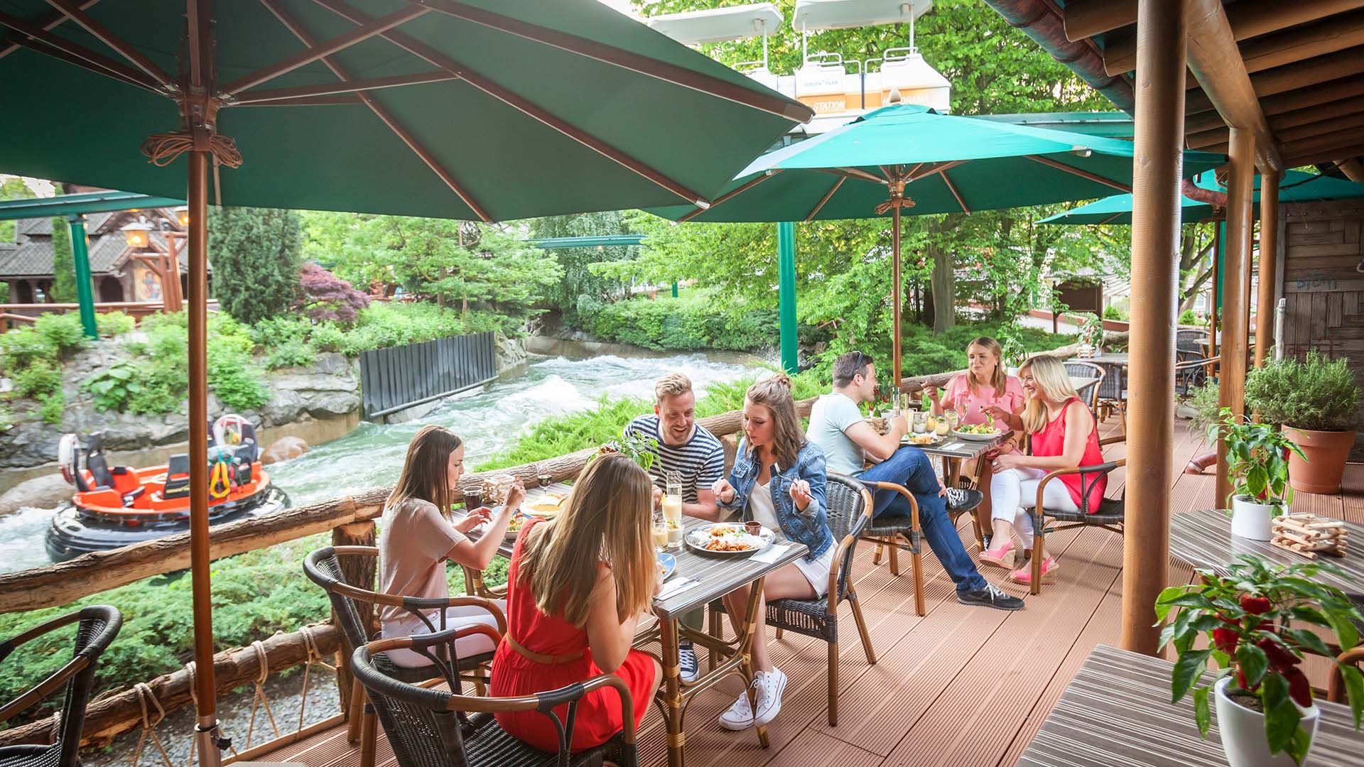 Die Terrasse des afrikanisch eingerichteten Restaurants bietet Ausblick auf die Attraktion "Fjord Rafting".
