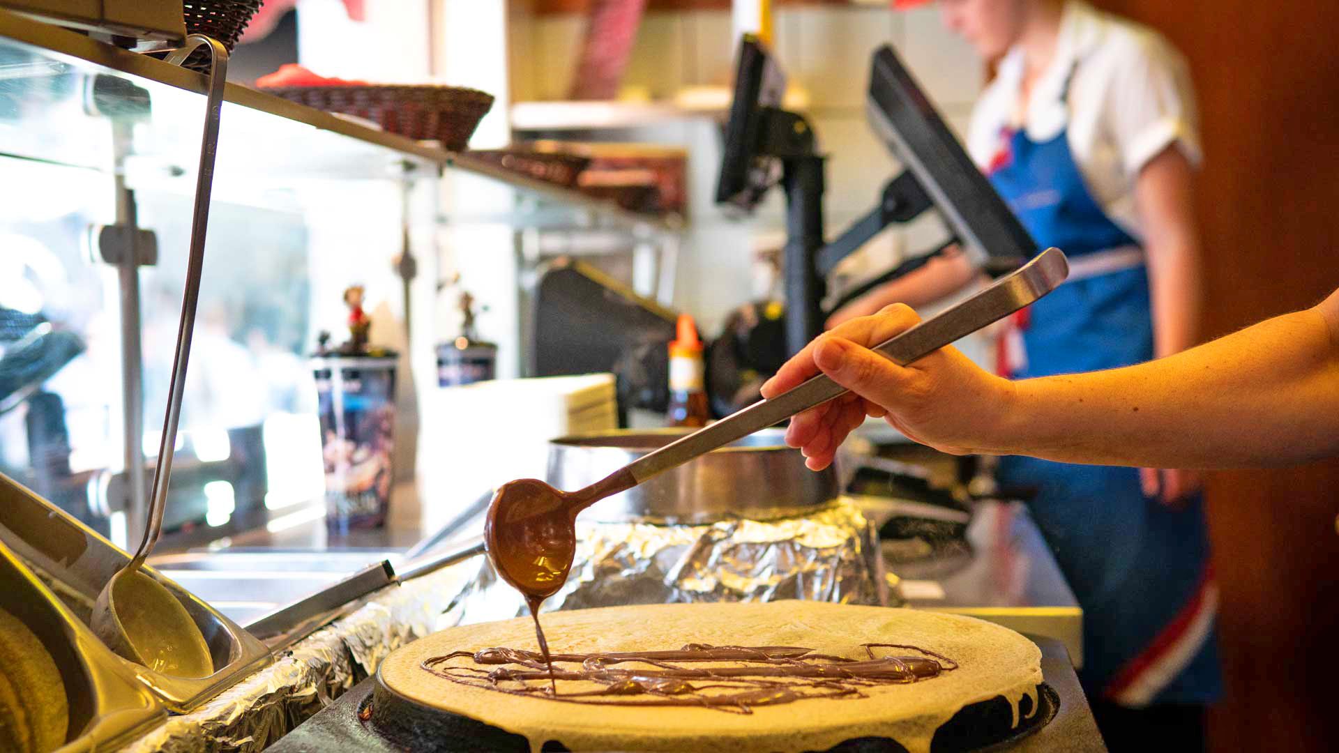 Gezeigt wird die Theke der Crêperie Nadine in mitten des schönen Französischen Themenbereichs.