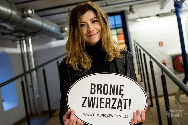 Zdjęcie Obrończyni Zwierząt z tabliczką "Bronię Zwierząt!". Dołącz do Obrońców!