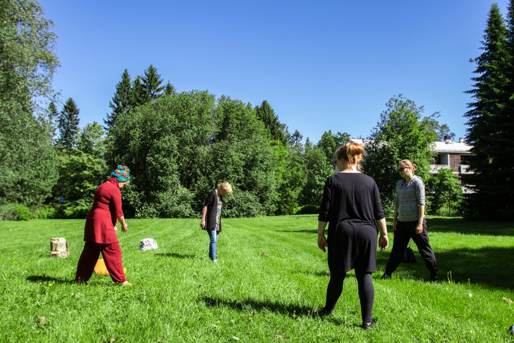 Pihapelejä ulkona