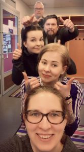 Koulunkäynninohjaaja Kati ja seurakunnan nuorisotyöntekijä Jone kuvassa Emilian, Jennan ja Mesen kanssa.