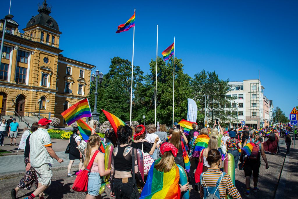 Pride-kulkue Oulun kaupungintalon edessä.