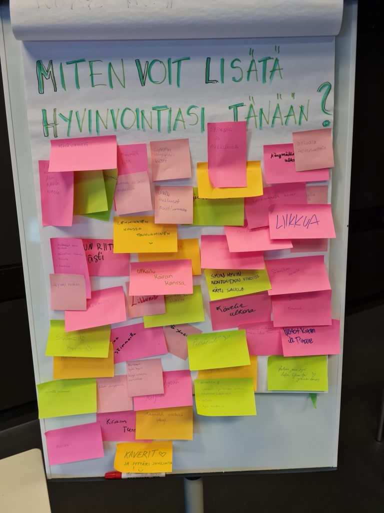 Post-it lappuja, joissa lukee keinoja lisätä hyvinvointia