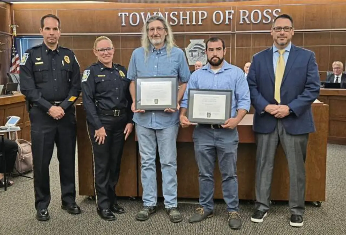 Ross recognizes 2 citizens who came to aid of police detective struggling with assault suspect