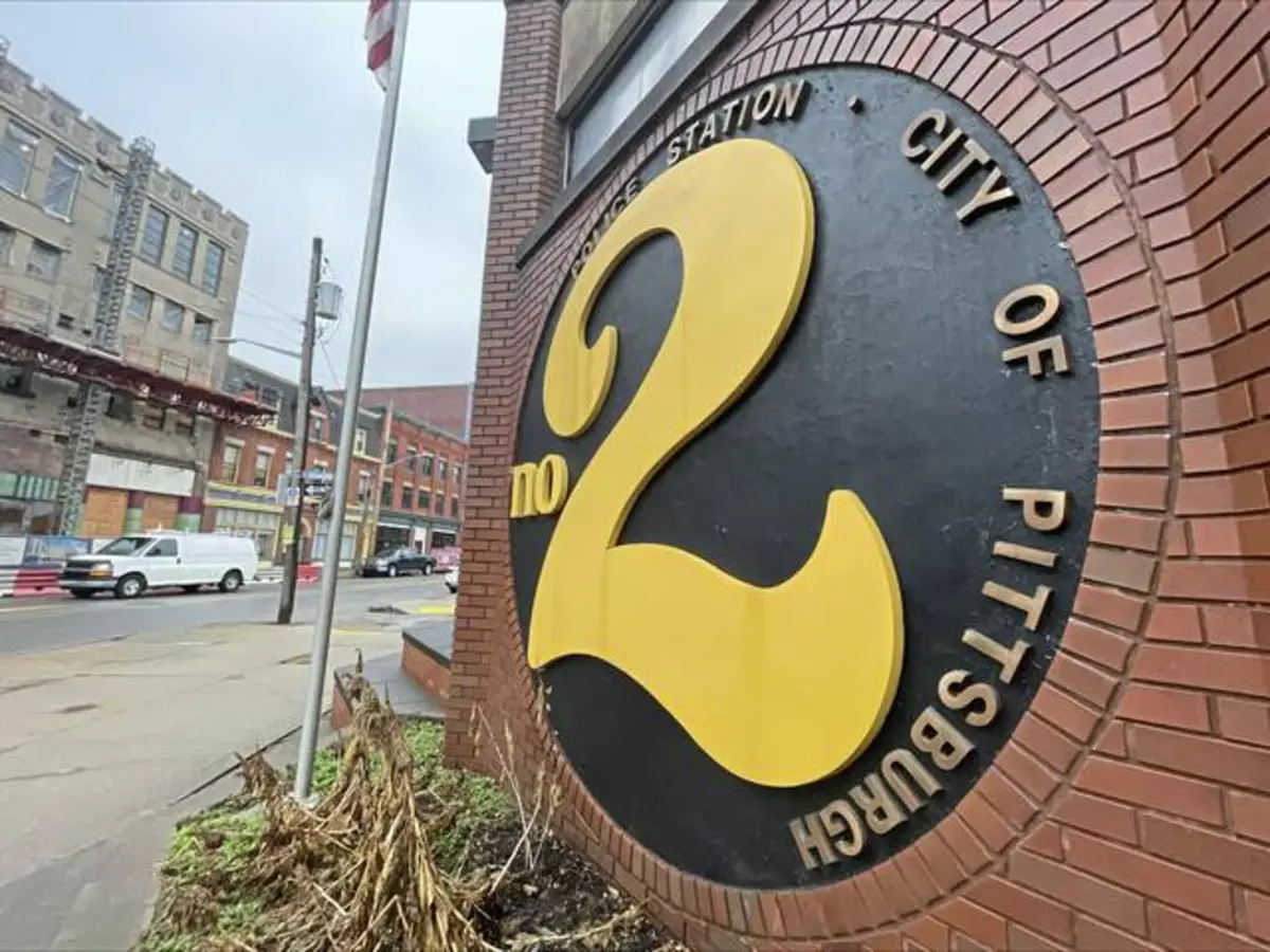 Pittsburgh police lead search for stabbing suspect in Middle Hill