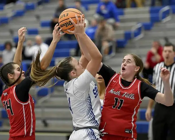 Hempfield girls stay unbeaten with gritty victory over North Hills
