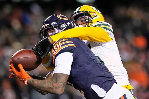 Bears complete stunning comeback win over Packers with TD pass in OT