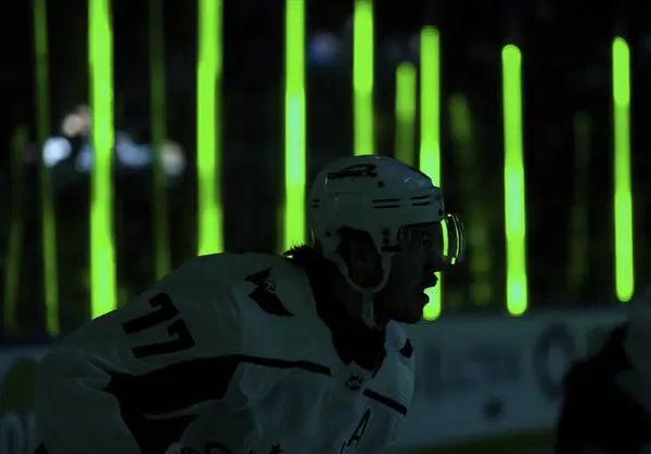 Oshie returns to the Capitals' lineup and is honored for