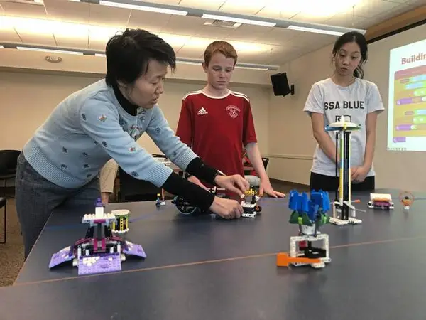 Shady Side Academy Middle School robotics team teaches skills to