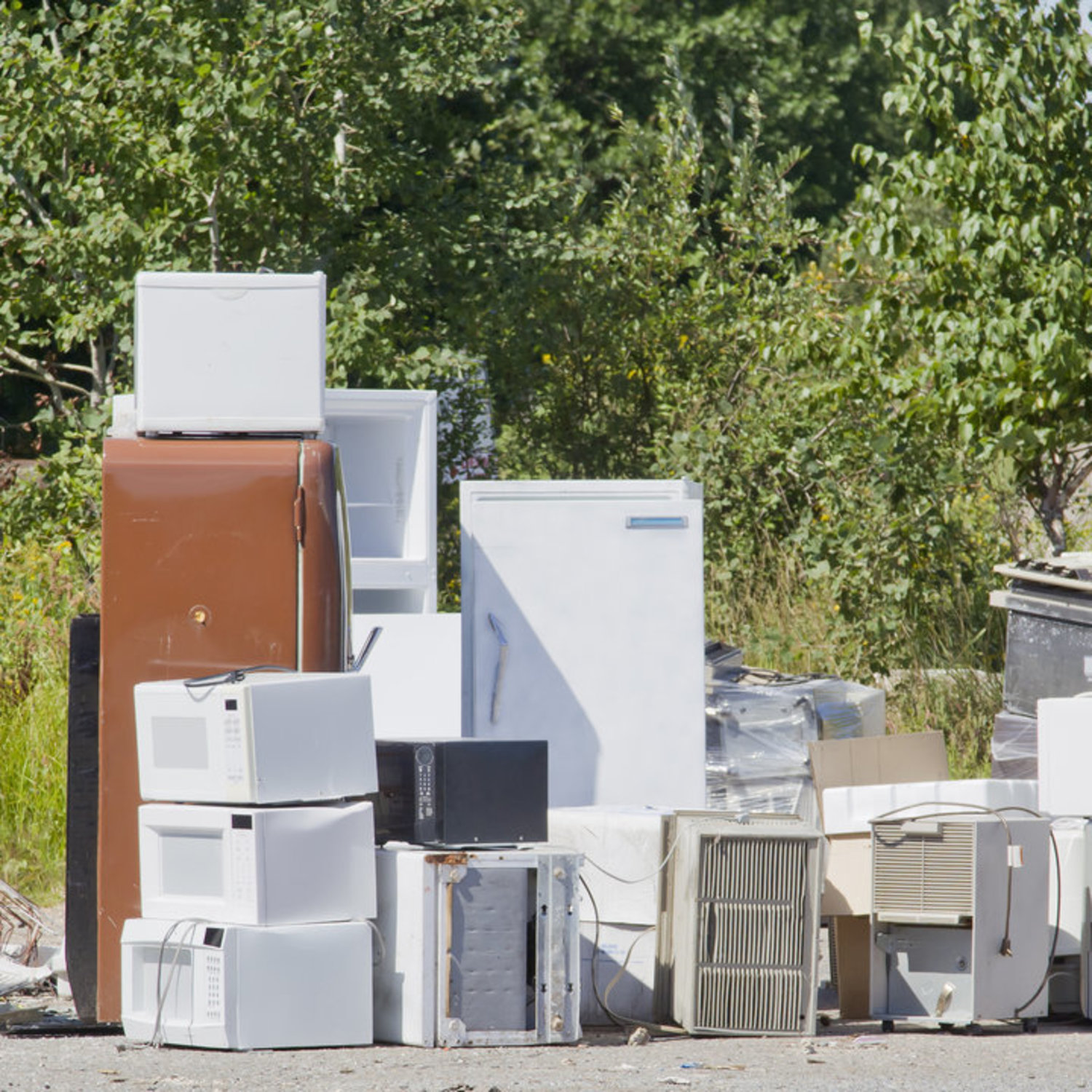 Утилизация офисной техники. Стиральная машина. Холодильник на мусорке. Вывоз бытовой техники. Утилизация офисной техники.