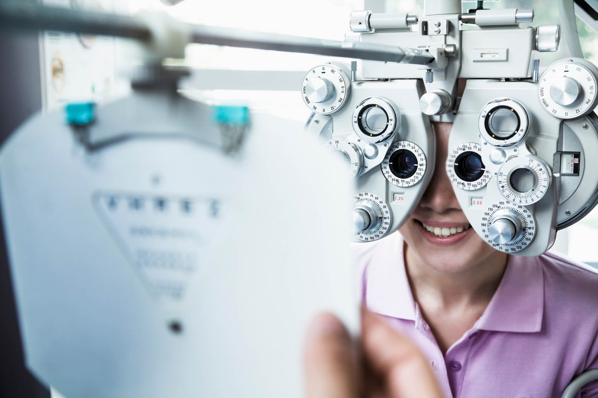 Eye exam. Оптометрия. Офтальмология картинки. Оптометрист фото. Оптометрия Эстетика.