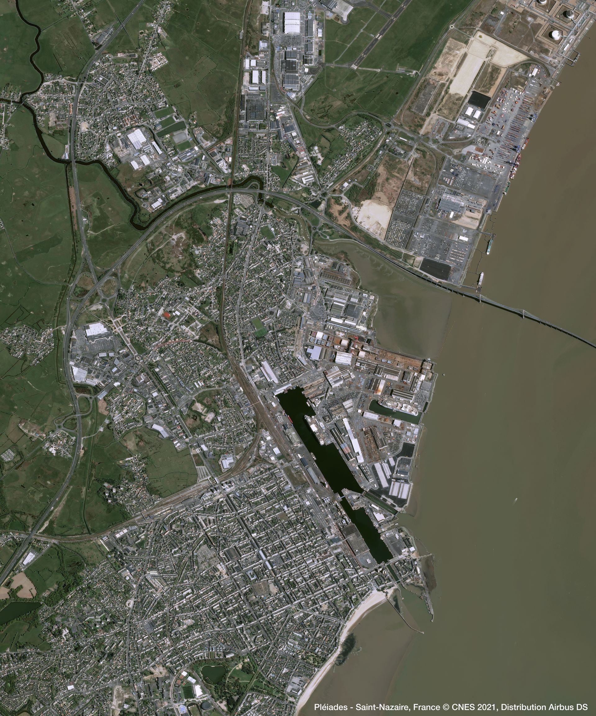 Saint-Nazaire Satellite image from Pléiades thumbnail