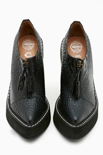 a pair of black women's ankle boots with a pointed toe and a zipper detail. the boots are made of textured leather and have a platform sole. the brand name "havana" is visible on the insole. the shoes are displayed against a white background.