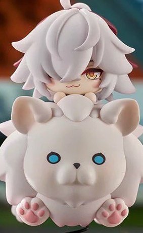 this image shows a chibi anime figure with white hair and red eyes, smiling happily. the figure is dressed in a white outfit and is holding a white fluffy dog. the dog has blue eyes and pink paws, and is also smiling. the background is blurry and features a green and white color scheme. the figure and the dog are both adorable and cute.