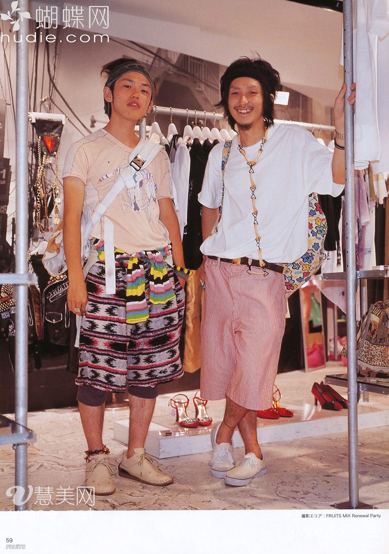 two young men pose for a street style photo inside a clothing store. they are wearing eclectic, colorful outfits that exemplify the harajuku style popular in early 2000s japan. the store is brightly lit and features clothing racks and shelves displaying shoes and accessories. the image is captioned with japanese text and the website address "hudie.com".