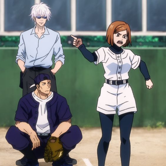 the image shows three anime characters on a baseball field on a sunny day. a woman in a baseball uniform stands in the center, pointing emphatically with her right hand. to the left, a tall man with white hair and sunglasses observes the scene with a neutral expression.  he is dressed in casual clothes. in the foreground, a muscular man with a baseball cap and a navy blue baseball uniform sits in a catcher's stance, seemingly listening intently to the woman. the background features a green field and a chainlink fence, suggesting a typical baseball practice environment. the overall atmosphere implies a moment of tension or disagreement among the characters.