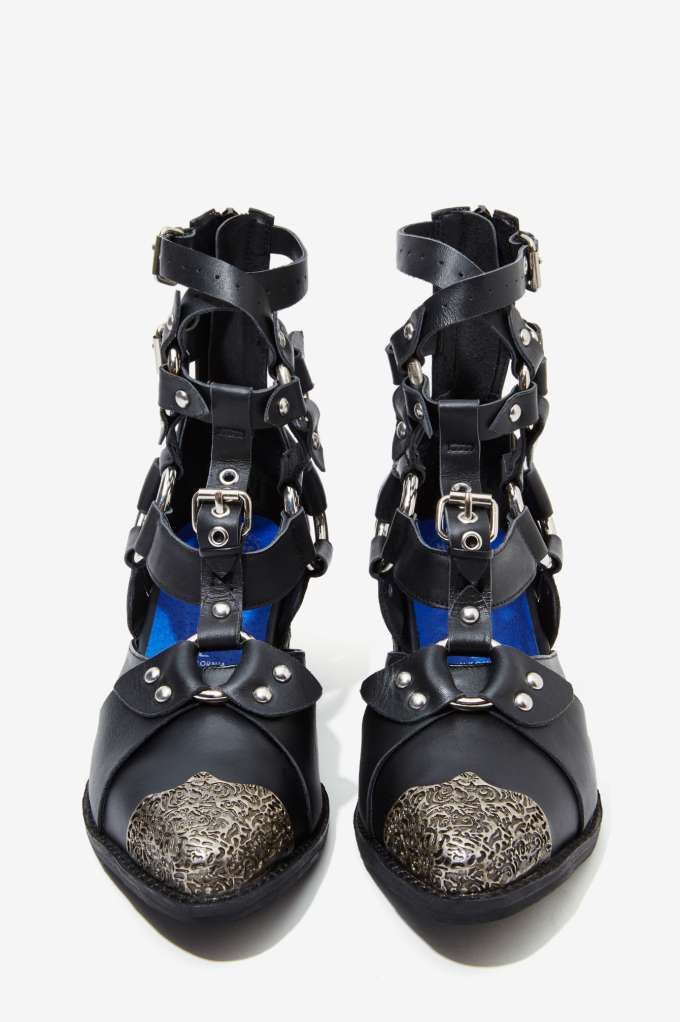 a pair of black leather gladiator sandals with metal accents and a toe cap are shown against a white background. the sandals have multiple straps that crisscross the foot and ankle, and they are fastened with buckles. the toe cap is made of textured metal. the sandals are stylish and eyecatching, and would be a great addition to any summer wardrobe.