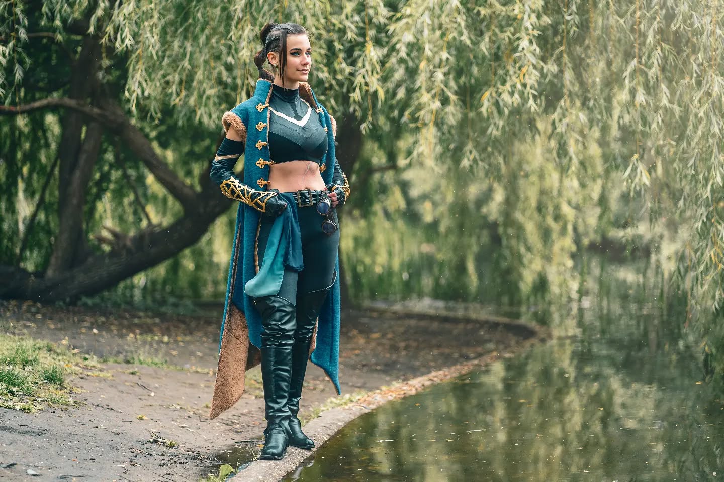 a young woman in a striking cosplay costume stands confidently by a calm lake in a park. her outfit blends fantasy and steampunk elements, with a teal and brown coat, black leather boots and gloves. she is looking towards her right, her posture exuding strength and assurance. the background is a lush and tranquil park scene featuring weeping willow trees, their branches softly drooping over the tranquil water. the overall atmosphere is one of serene beauty and fantasy.