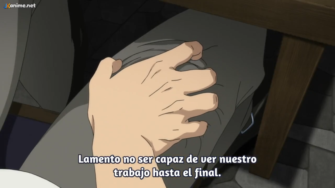 the image shows a man's hand resting on his leg. he appears to be wearing gray pants and a white shirt. the setting suggests he's sitting down, likely at a table, given the brown surface in the upper right corner. the lighting implies an indoor environment. the spanish text "lamento no ser capaz de ver nuestro trabajo hasta el final." translates to "i regret not being able to see our work through to the end."  this suggests a sense of farewell or resignation.