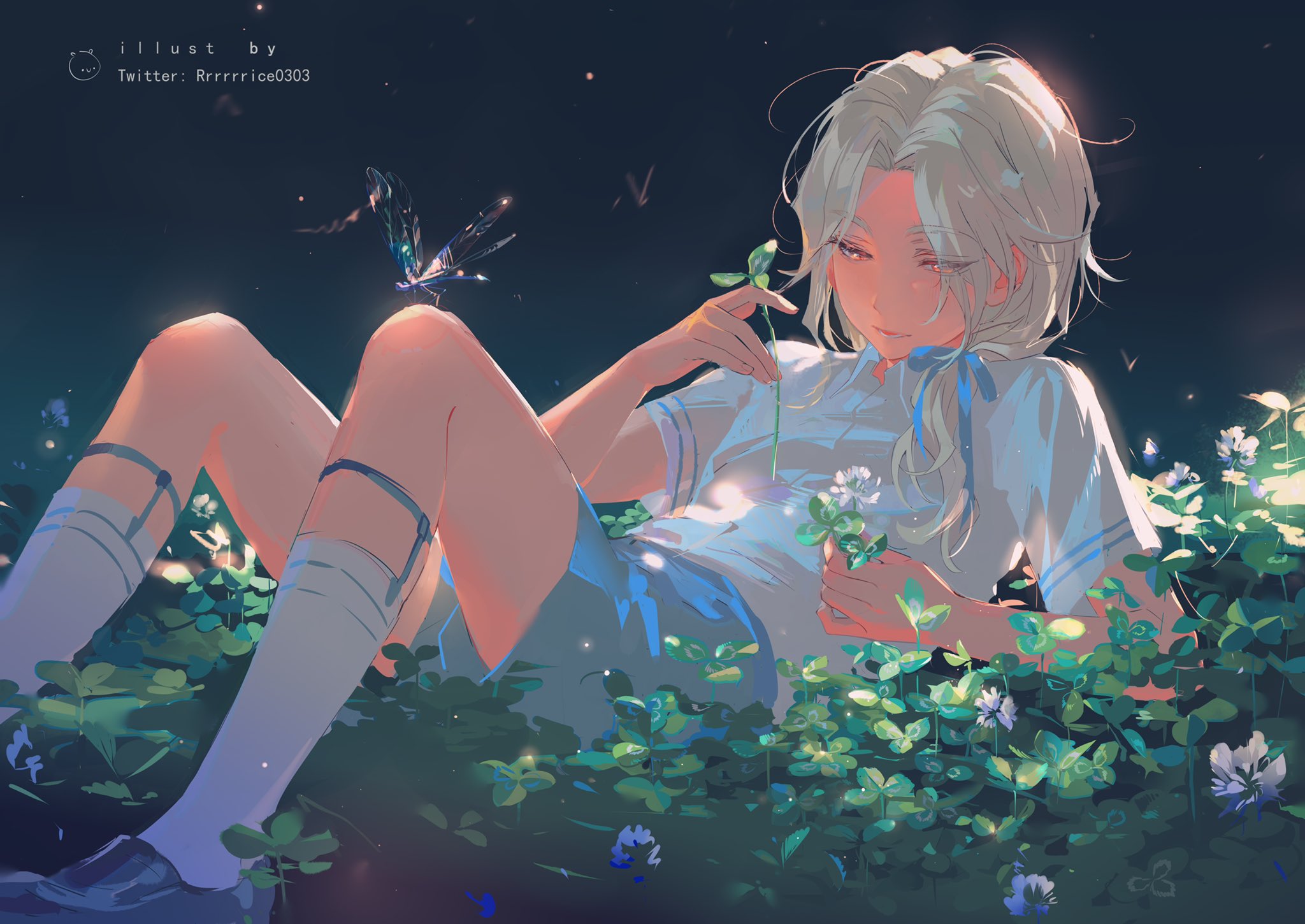 the image is a digital illustration of an animestyle girl with long, light blonde hair. she's lying down in a field of clover, wearing a light blue shortsleeved shirt and shorts.  she's holding a small clover flower and a dragonfly is nearby. the scene is set at night with a soft, dreamy lighting effect. the overall mood is peaceful and serene. the art style is soft and detailed, with a focus on light and color. the artist's twitter handle is included in the image.